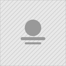 کارگاه قالیبافی سنتی در یزد با بافنده‌ای که به‌طور دقیق قالی می‌بافد